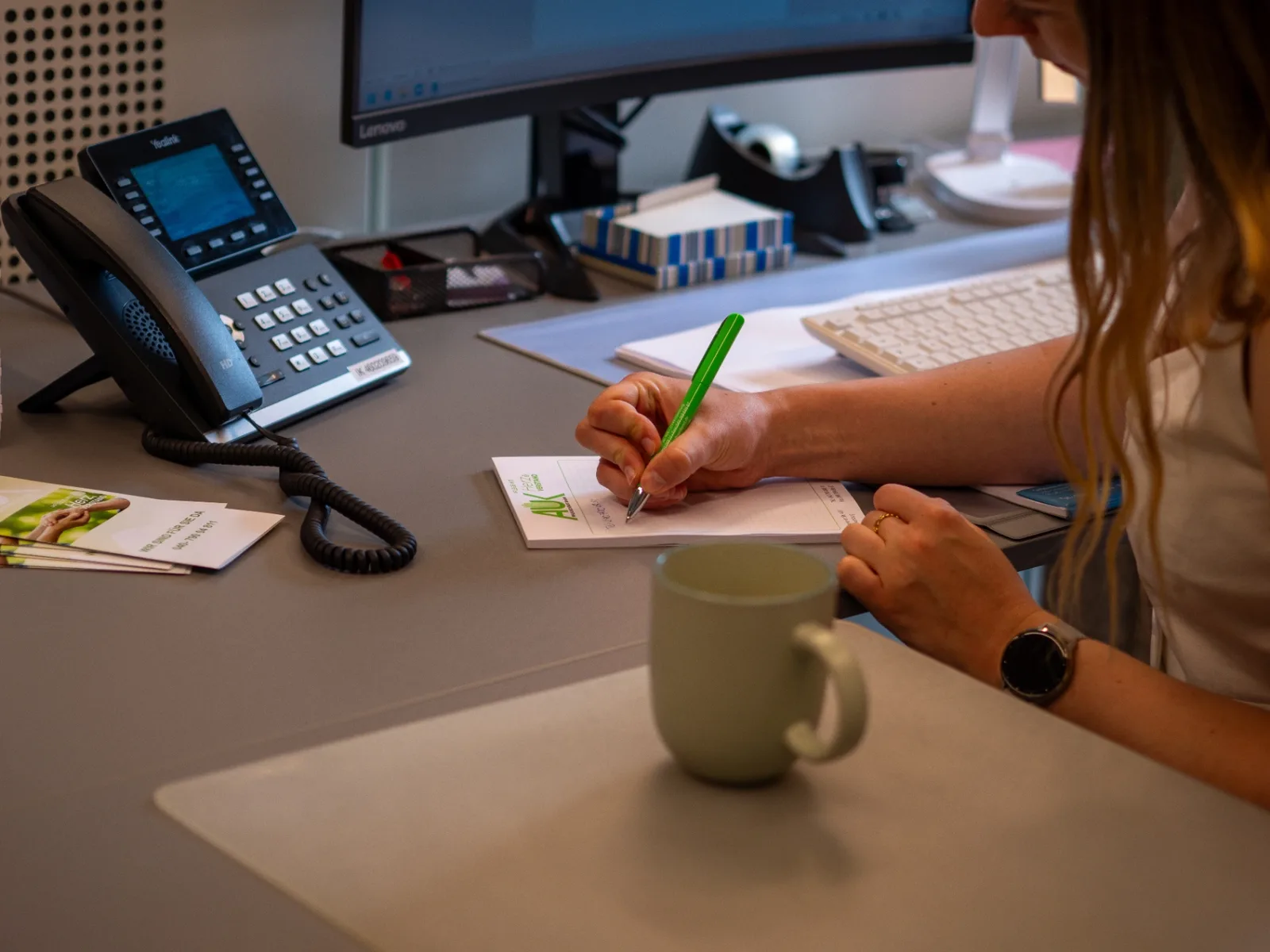 AUK Mitarbeiterin am Schreibtisch – Organisation im Alltag