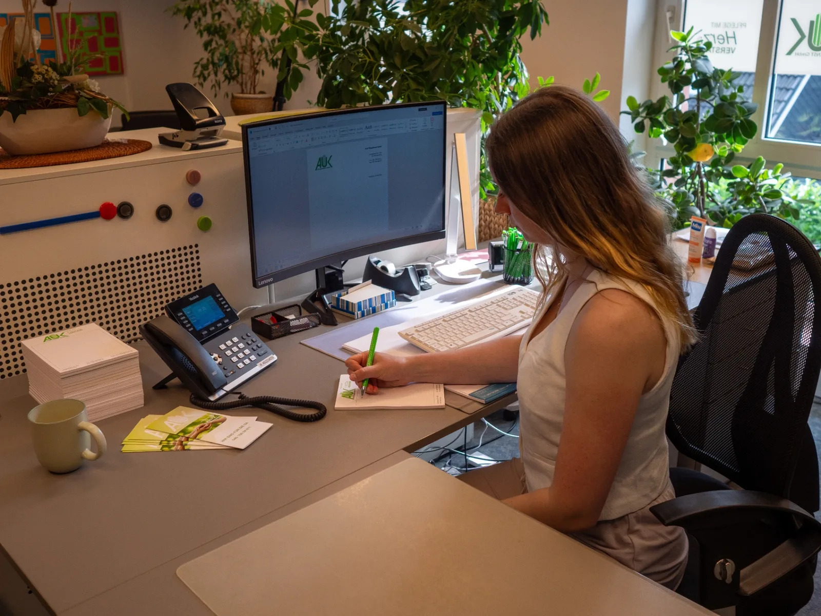 Arbeitsplatz im AUK Büro – Mitarbeiterin bei der Organisation der Pflegetouren
