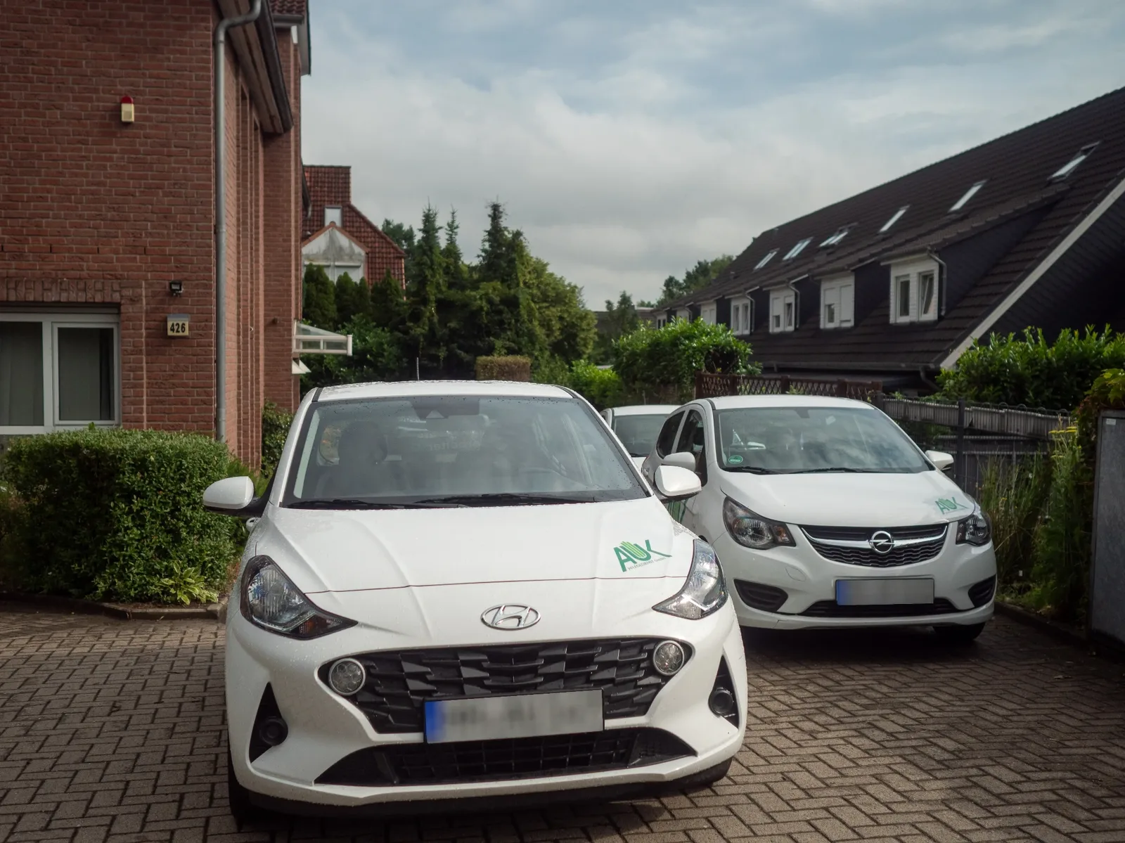 AUK Dienstfahrzeuge am Hauptsitz in der Cuxhavener Straße