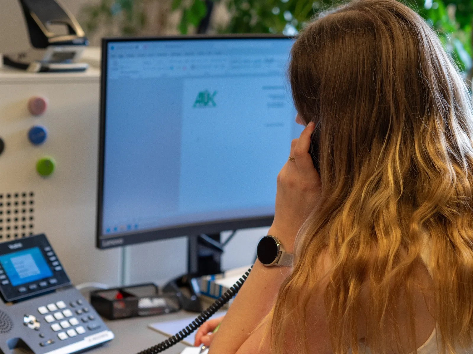 AUK Mitarbeiterin bei der telefonischen Pflegeberatung